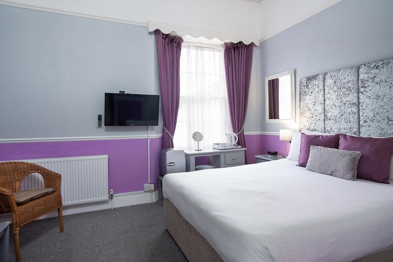 King Room with en suite Bath & Shower